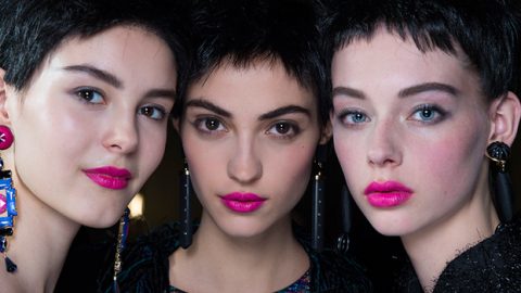 أحمر الشفاه الوردي يتوج شفاتك في الشتاء أيضًا