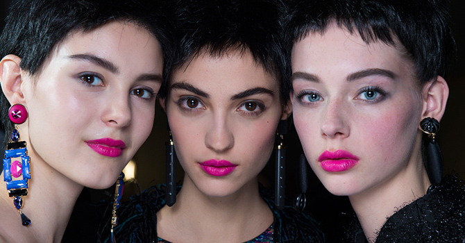 أحمر الشفاه الوردي يتوج شفاتك في الشتاء أيضًا