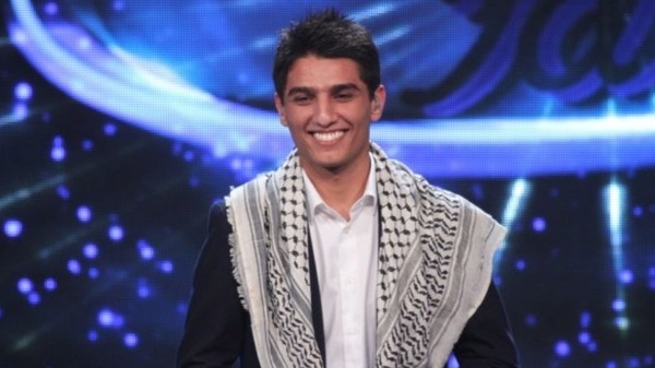 عساف يغني أمام فريق برشلونه