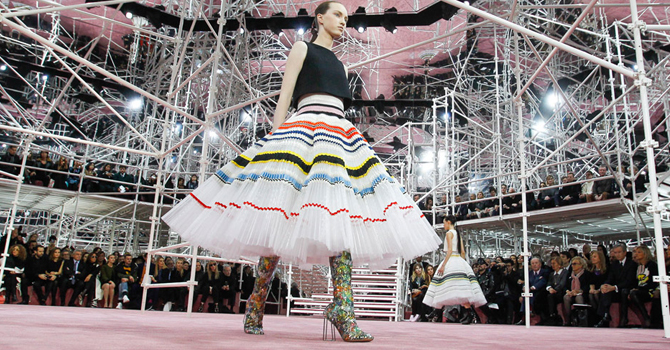 أسبوع كوتور باريس : ديور ربيع 2015 مستوحي من حقبات زمنية