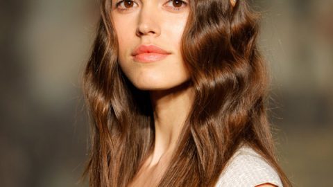 إكسسوار شعر على شكل طوق من اللؤلؤ لعروس ربيع 2016 من Jenny Packham