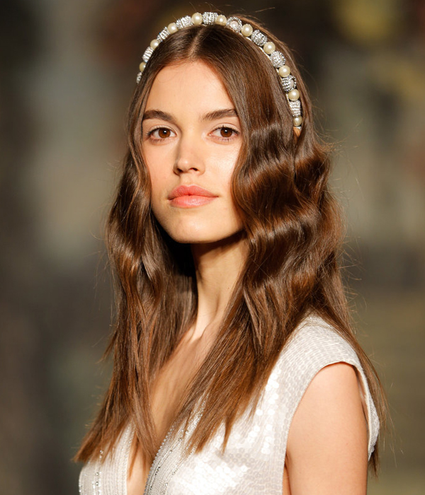 إكسسوار شعر على شكل طوق من اللؤلؤ لعروس ربيع 2016 من Jenny Packham