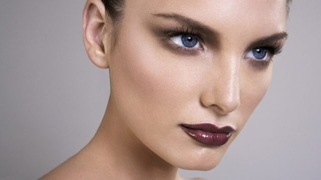 أحمر شفاه بلون أرجواني في بني 2015
