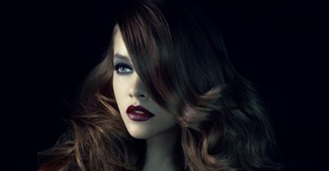 أحمر الشفاه النبيذي الأفضل لإطلالة الشتاء