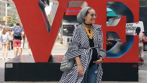 كيف اعتمدت أسيا عاكف صيحة المعطف الروب أثناء الحمل؟