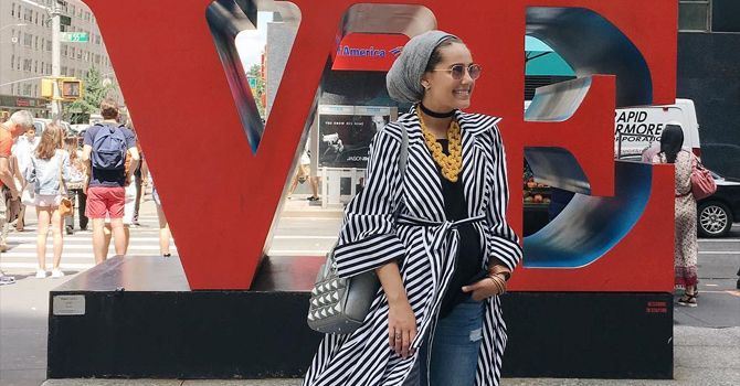 كيف اعتمدت أسيا عاكف صيحة المعطف الروب أثناء الحمل؟