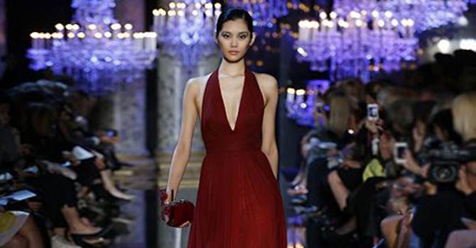 أبرز الفساتين الحمراء لخريف وشتاء 2014 2015