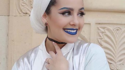 الفاشينيستا آسيا عاكف بمكياج أزرق جريء