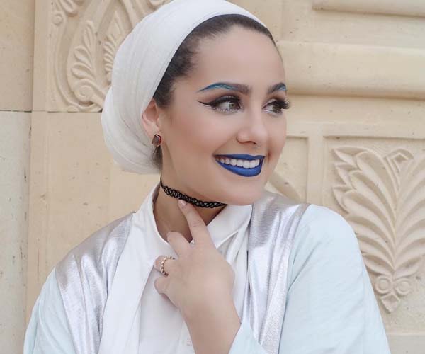 الفاشينيستا آسيا عاكف بمكياج أزرق جريء
