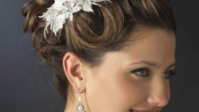 تسريحة شعر أنيقة مزينة باكسسوار بسيط لعروس 2015