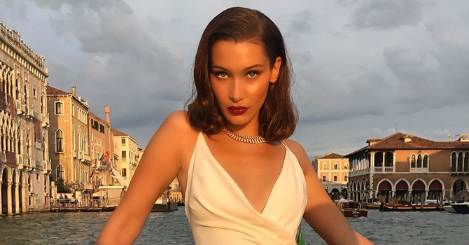 بيلا حديد تخطف أنظار العالم بفستان من توقيع مصمم عربي