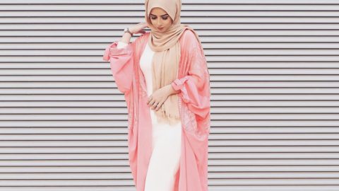 الفستان الأبيض خياركِ مع البشت على طريقة الفاشينيستا سهى