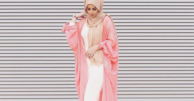 الفستان الأبيض خياركِ مع البشت على طريقة الفاشينيستا سهى