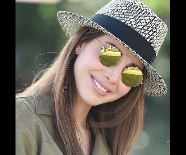نانسي عجرم بتسريحة شعر إنسيابية مع قبعة