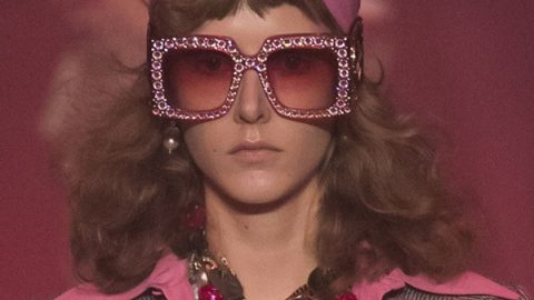 تسريحة شعر كيرلي منفوش من gucci ربيع 2017