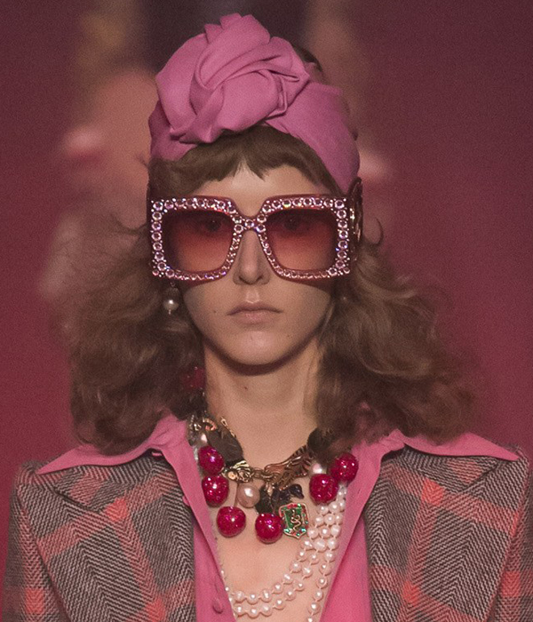 تسريحة شعر كيرلي منفوش من gucci ربيع 2017