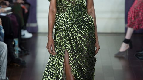 فستان مخملي أخضر من Jason Wu بأسبوع نيويورك شتاء 2018
