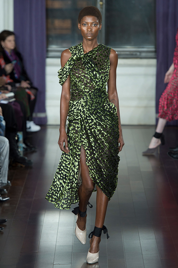 فستان مخملي أخضر من Jason Wu بأسبوع نيويورك شتاء 2018