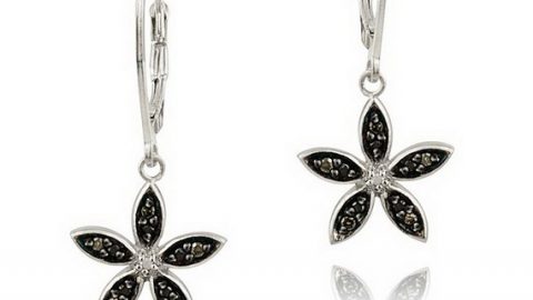 أقراط الماس باللون الأسود