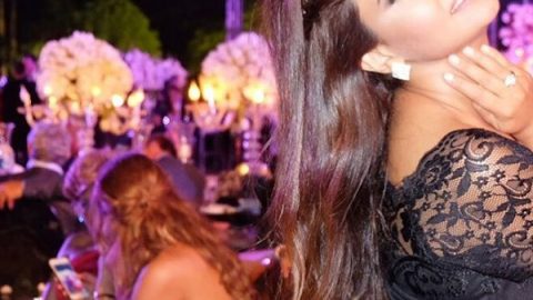علا الفارس بتسريحة شعر مموجة مع جديلة جانبية