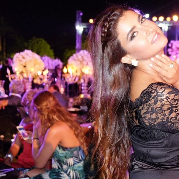علا الفارس بتسريحة شعر مموجة مع جديلة جانبية