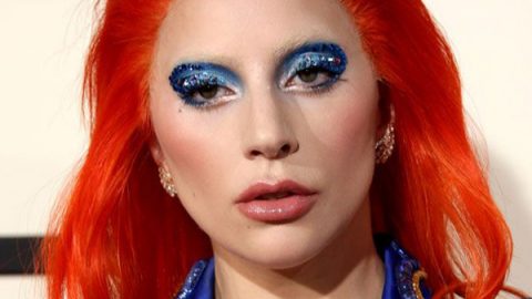 Lady Gaga بالشعر البرتقالي ومكياج العيون الأزرق في حفل الغرامي 2016