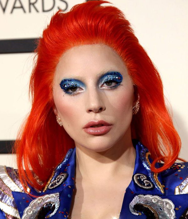 Lady Gaga بالشعر البرتقالي ومكياج العيون الأزرق في حفل الغرامي 2016