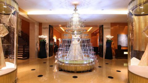 فساتين إيلي صعب بديل عن شجرة الكريسماس