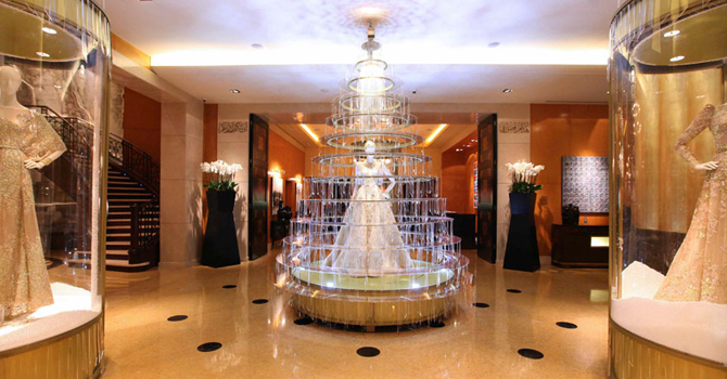 فساتين إيلي صعب بديل عن شجرة الكريسماس