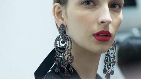 صيحة أحمر الشفاه الجريئ المطفأ من oscar de la renta ربيع 2016