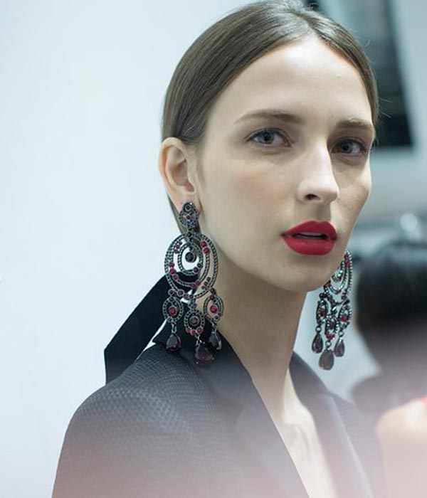 صيحة أحمر الشفاه الجريئ المطفأ من oscar de la renta ربيع 2016