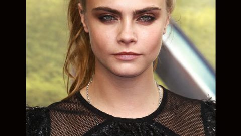 CARA DELEVINGNE بتسريحة الجدائل الأفريقية مع ذيل الحصان