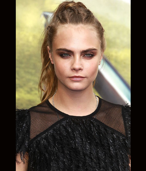 CARA DELEVINGNE بتسريحة الجدائل الأفريقية مع ذيل الحصان