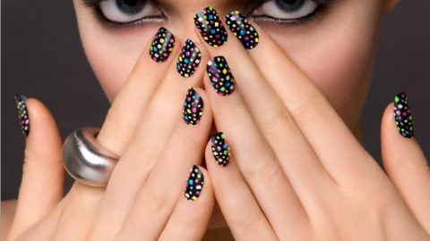 طلاء أظافر أسود مليئ بالتقيطات الملونة 2015