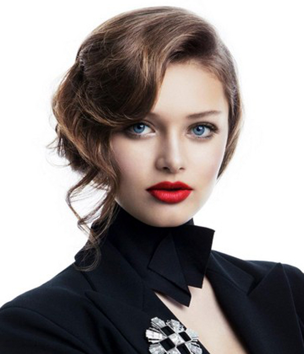 تسريحة الكعكة خلفية مع غرة جانبية مموجة لعيد الحب 2015