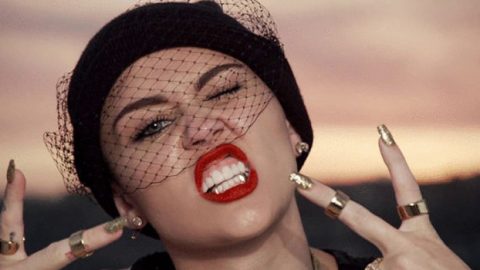 شاهدي مايلي سايروس في طفولتها قبل تحولها لمادة دراسية