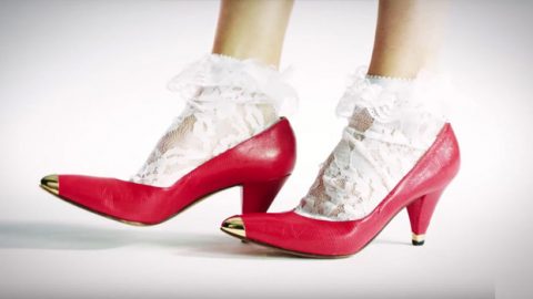 فيديو: اكتشفي 100 عام من صيحات الأحذية