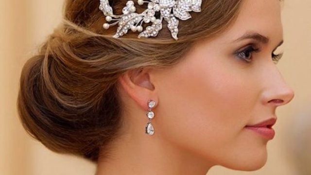 تسريحة الكعكة المنخفضة والمزينة باكسسوار مرصع بالفصوص اللامعة لعروس 2015