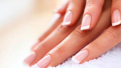 وصفات منزلية لتفتيح منطقة ما حول الأظافر