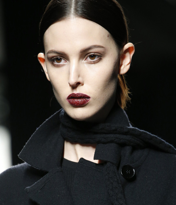 أحمر شفاه بمزيج الأحمر الداكن والبني من Bottega Veneta خريف 2016