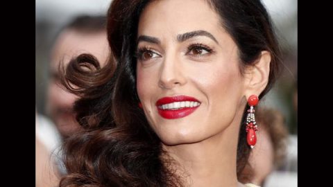 امل كلوني بأحمر شفاه أحمر زاهي في مهرجان كان 2016