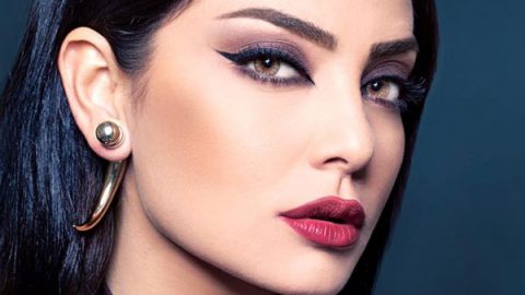 أي لاينر عيون القطة مع ظلال جفون داكنة وأحمر شفاه وردي داكن من بسام فتوح 2015
