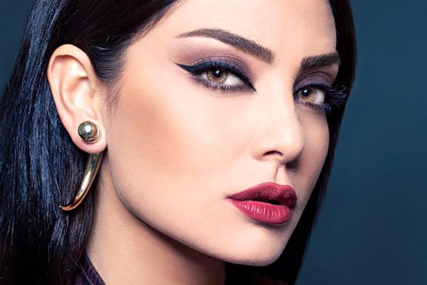 أي لاينر عيون القطة مع ظلال جفون داكنة وأحمر شفاه وردي داكن من بسام فتوح 2015