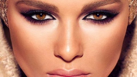 مكياج عيون بدرجات دافئة مع احمر شفاه نيود من سارة حسن
