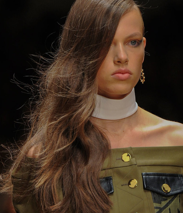 موضة تسريحات الشعر الجانبية من Guy Laroche ربيع 2016