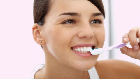 علامات تشير إلى أنكِ تنظفين أسنانكِ بطريقة خاطئة