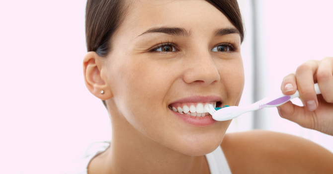 علامات تشير إلى أنكِ تنظفين أسنانكِ بطريقة خاطئة