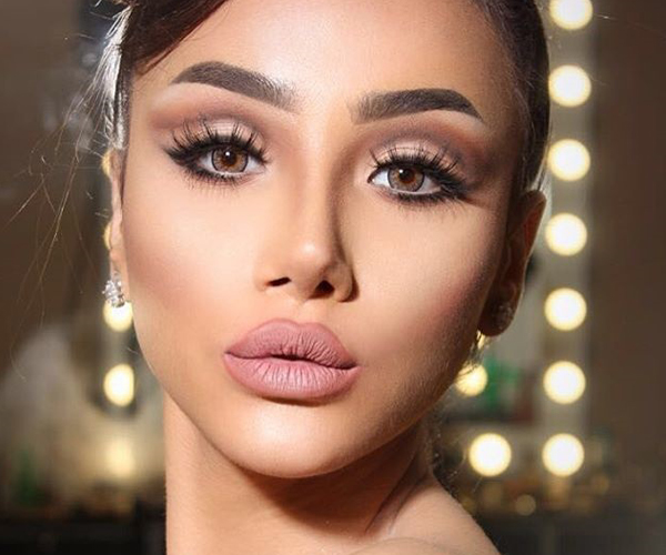 ظلال جفون دخاني فاتح مع رموش طويلة من معصومة هاشم