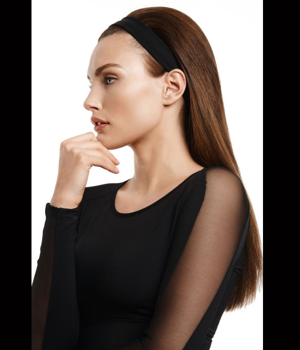 تسريحة شعر إنسيابية مزينة بباندانا سوداء