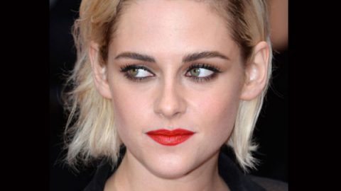 kristen stewart بأحمر شفاه أحمر برتقالي في مهرجان كان 2016